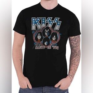 NWT KISS Alive in ‘77 Athletic Fit Crewneck Short Sleeve Black Tee Size Small
